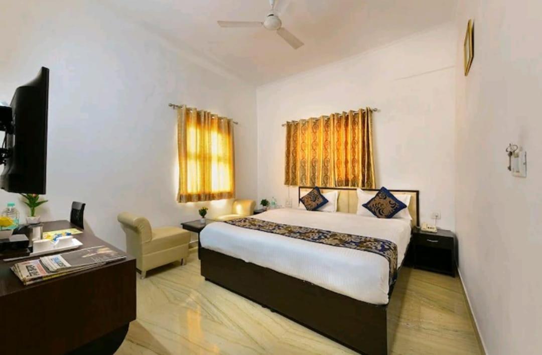 Hotel The First By Goyal Hoteliers Agra (Uttar Pradesh) Exterior photo