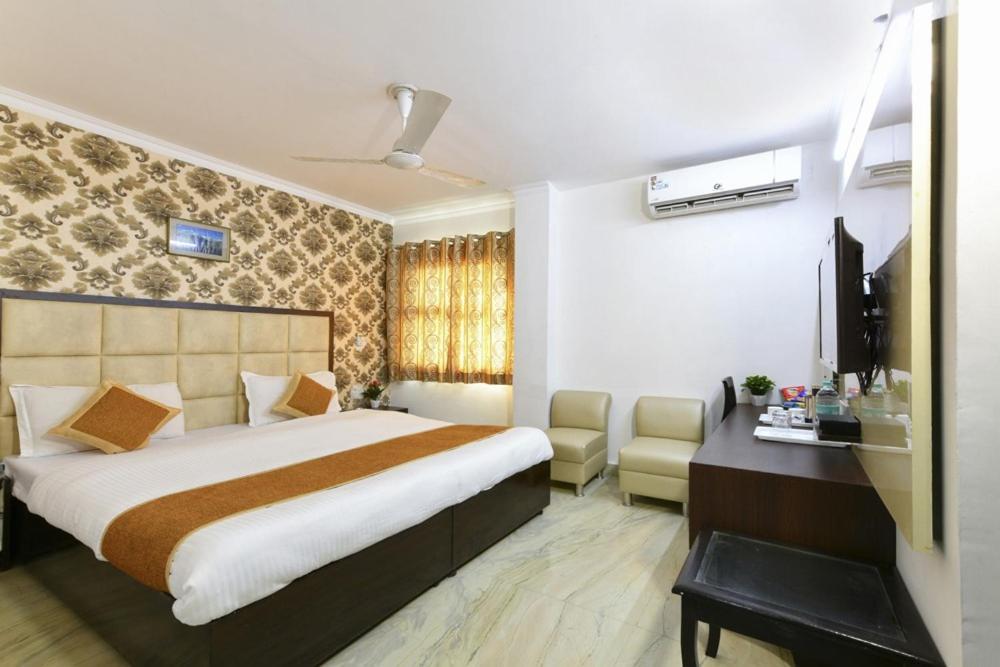 Hotel The First By Goyal Hoteliers Agra (Uttar Pradesh) Exterior photo