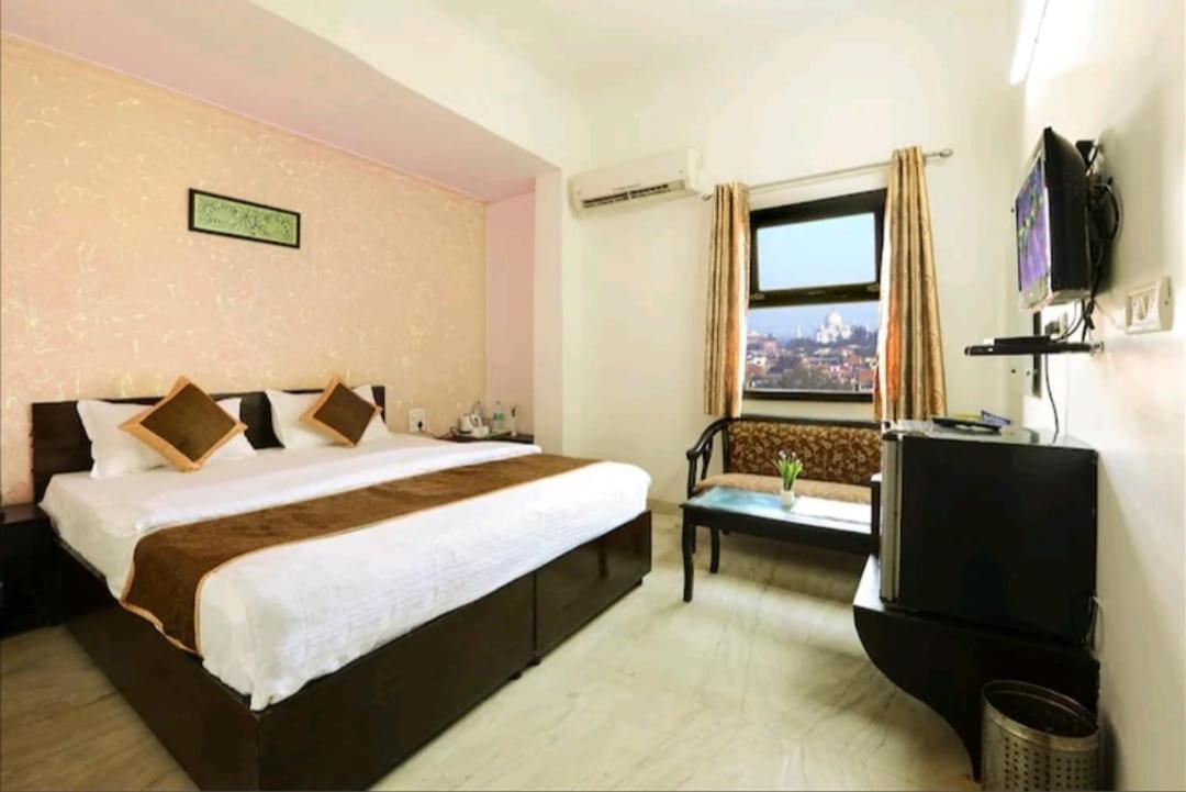 Hotel The First By Goyal Hoteliers Agra (Uttar Pradesh) Exterior photo