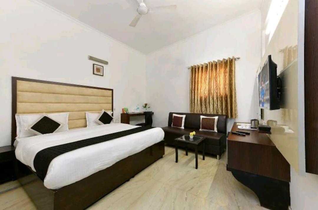 Hotel The First By Goyal Hoteliers Agra (Uttar Pradesh) Exterior photo