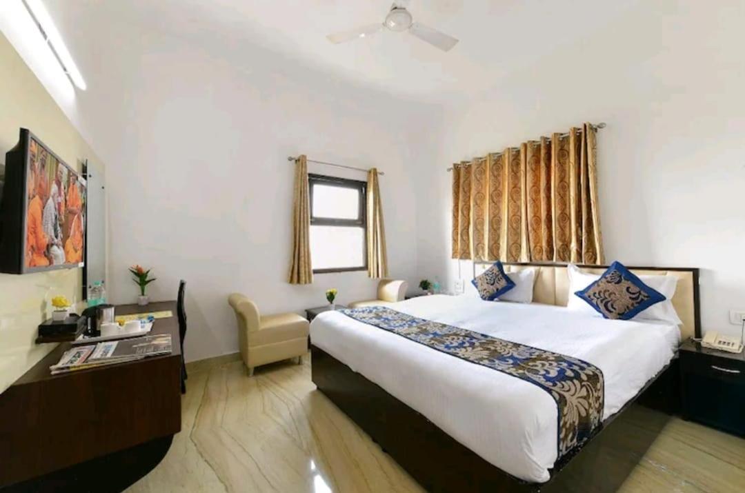 Hotel The First By Goyal Hoteliers Agra (Uttar Pradesh) Exterior photo