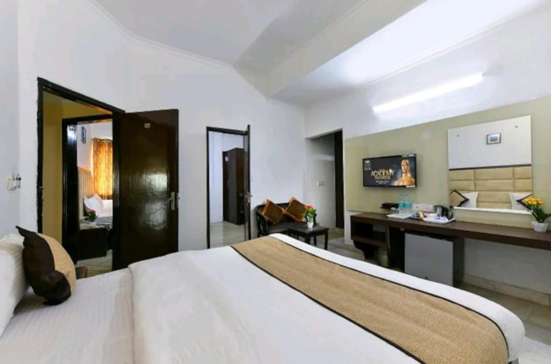 Hotel The First By Goyal Hoteliers Agra (Uttar Pradesh) Exterior photo